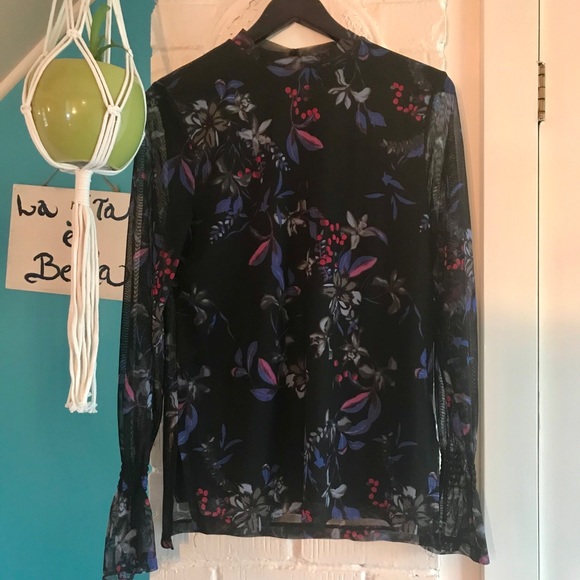 🌺 B. Young Stuning Top - Picture 3 of 6